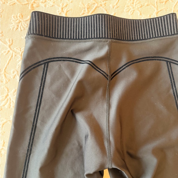 Alo Yoga Airlift High-Waist 7/8 Line Up Legging in Black - Picture 6 of 6